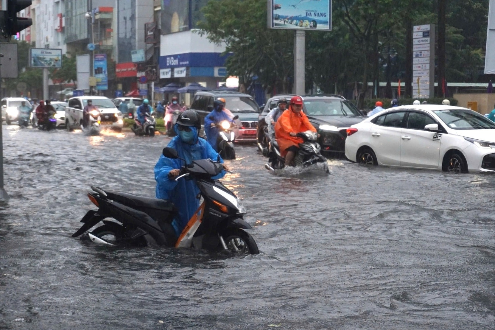 Mưa lớn, nhiều tuyến đường Đà Nẵng ngập sâu