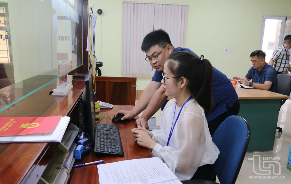 Cán bộ làm việc tại các bộ phận một cửa của huyện Phú Bình đều xử lý công việc trên máy vi tính và các phần mềm chuyên dùng.