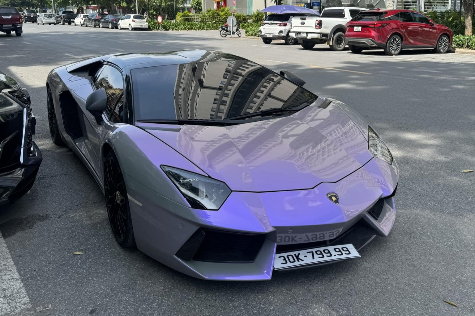 Siêu xe Lamborghini Aventador mui trần rao bán giá 22 tỷ kèm biển số tứ quý 9