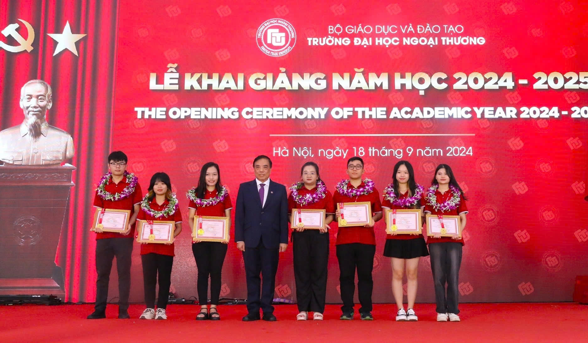 Trường ĐH Ngoại thương Khai giảng năm học mới, chào đón tân sinh viên và phát động quỹ cứu trợ bão lũ