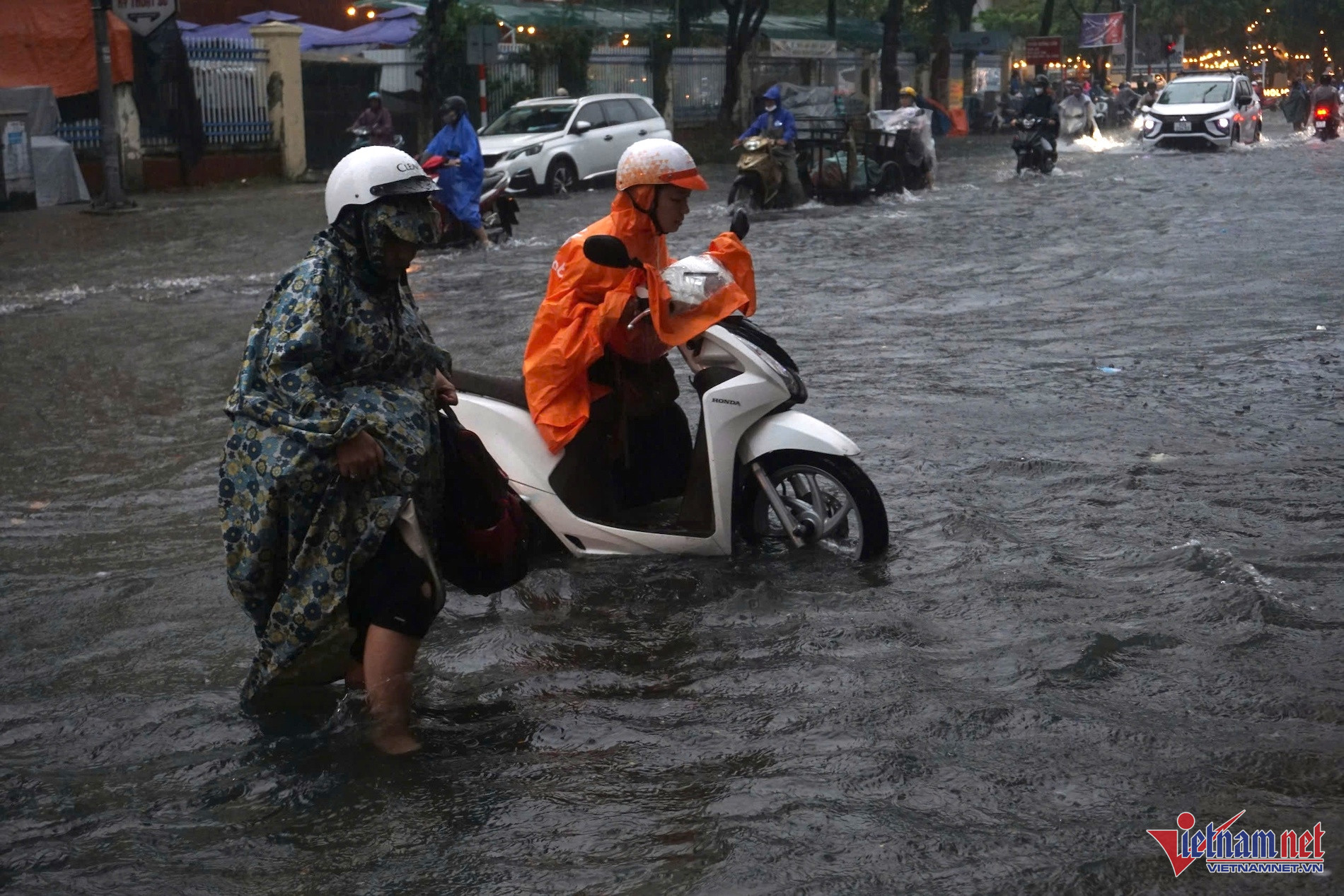 Đà Nẵng khuyến cáo cẩn trọng di chuyển, cho phép học sinh nghỉ học khi mưa ngập