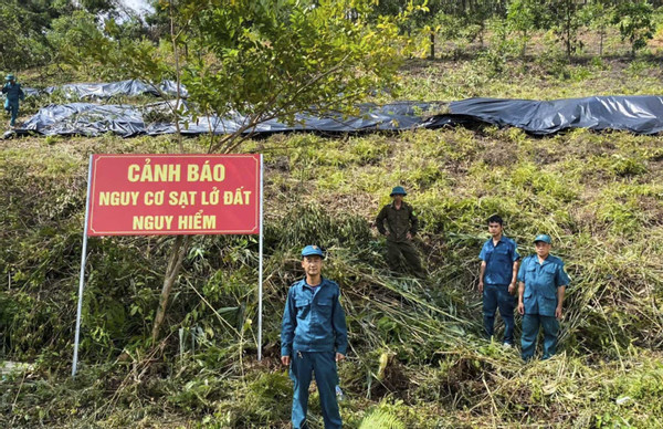 Xuất hiện vết nứt dài trên đồi, Bắc Giang di dời khẩn cấp 30 hộ dân