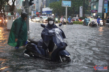 Hà Tĩnh - Quảng Trị mưa lớn xối xả, cảnh báo lũ quét, sạt lở đất màu 'tím ngắt'