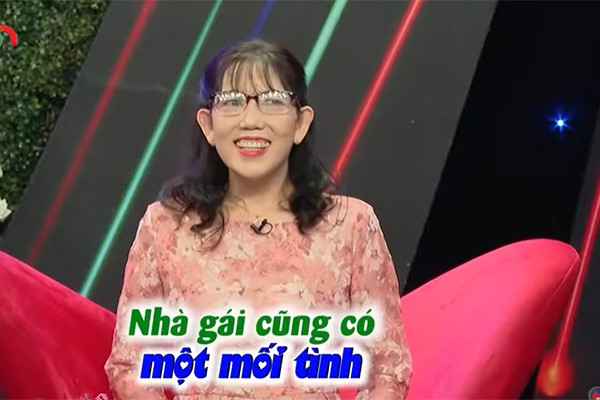 Thấy đàng gái U50 xinh đẹp, anh tài xế say mê, hứa hẹn đủ điều