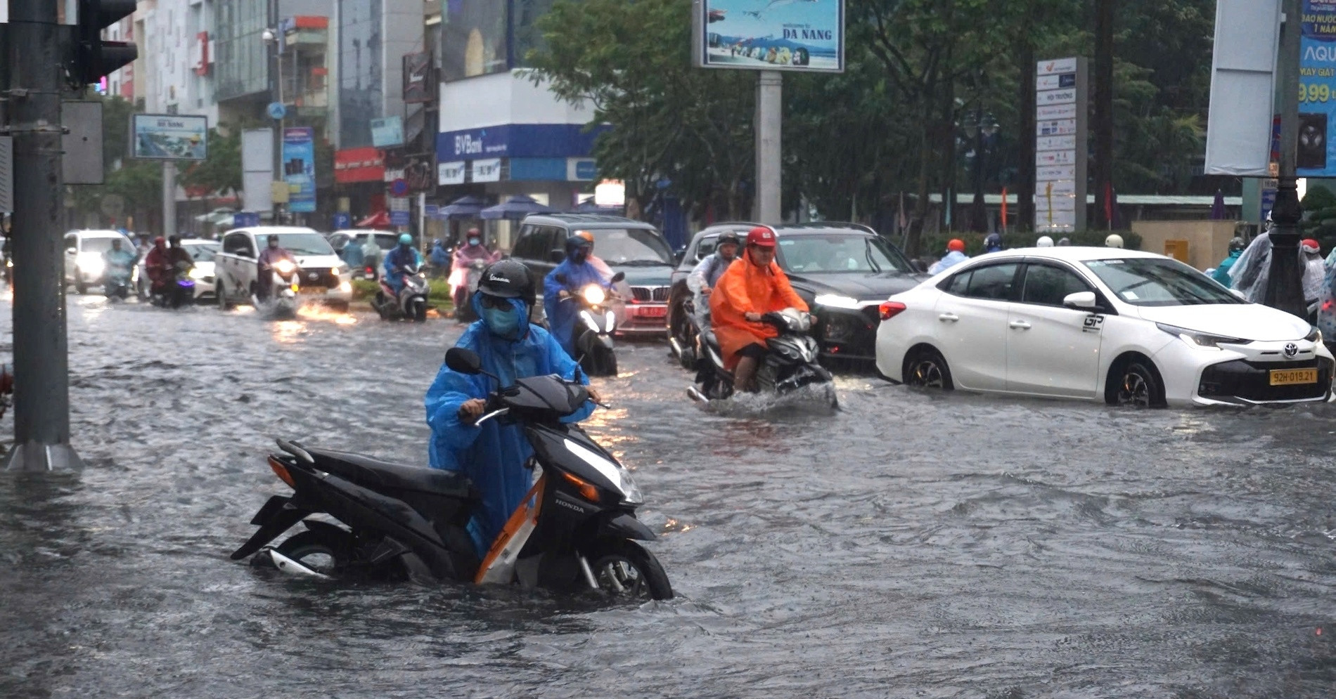 Thủ tướng: Tập trung ứng phó với bão số 4, không để tình trạng lũ chồng lũ