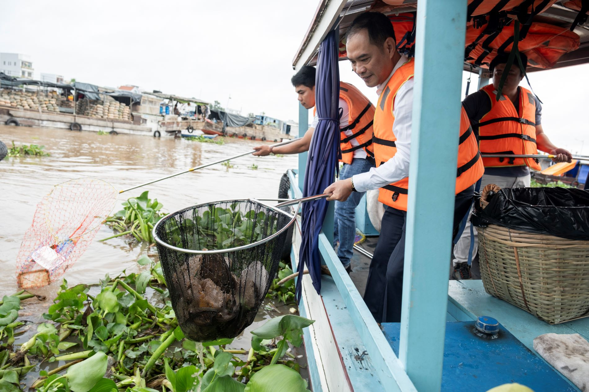 tin 28 rác sông 1.jpg