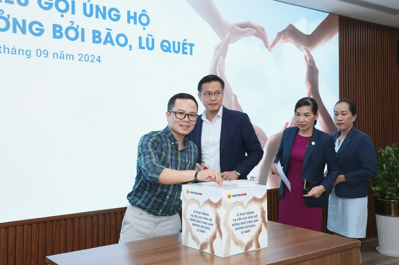 Vietbank quyên góp hơn 700 triệu đồng ủng hộ người dân vùng lũ