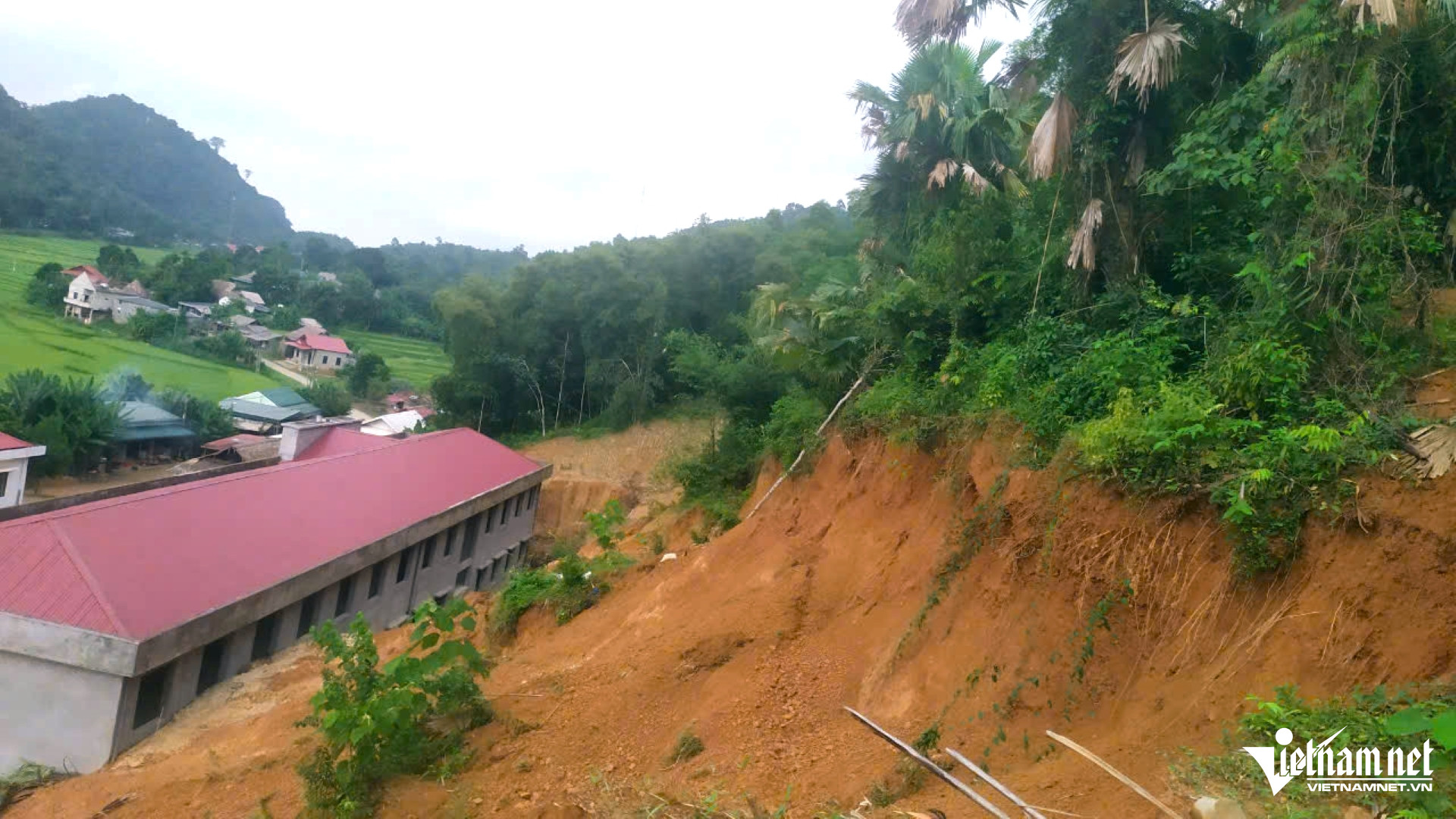 Trường THCS Lâm Phú bị sạt lở nghiêm trọng do bão Yagi, đe dọa an toàn học sinh