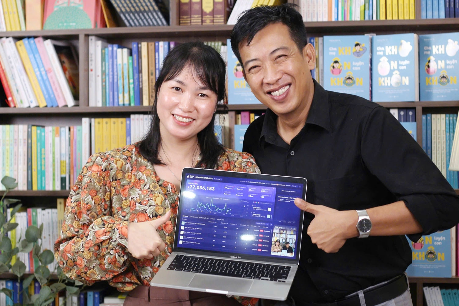 Anh 'Chánh văn' Hoàng Anh Tú livestream bán sách đạt doanh thu bất ngờ