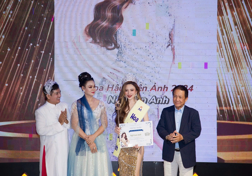 batch_NGO LAN ANH TRAO GIAI (1).jpg