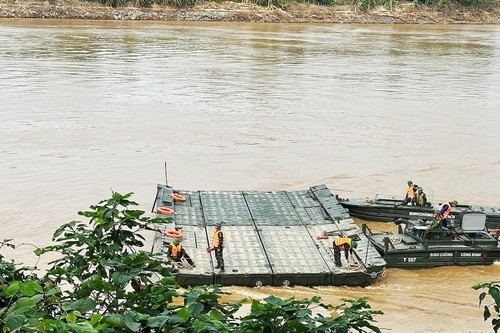 Lắp cầu phao tạm thay thế cầu Phong Châu, tàu thuyền đi lại ra sao?