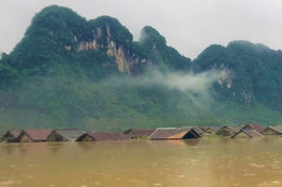 'Rốn lũ' Tân Hóa ngập tới 2m, hàng trăm hộ dân lên nhà phao tránh trú