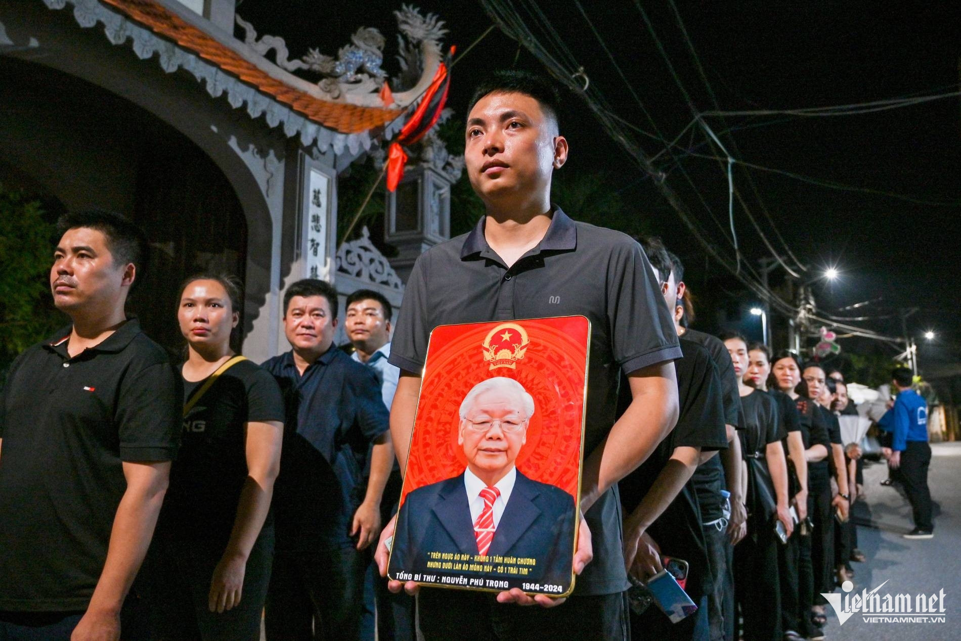 W-44 Người dân xếp hàng dài trong đêm vào nhà văn hóa thôn Lại Đà.jpeg