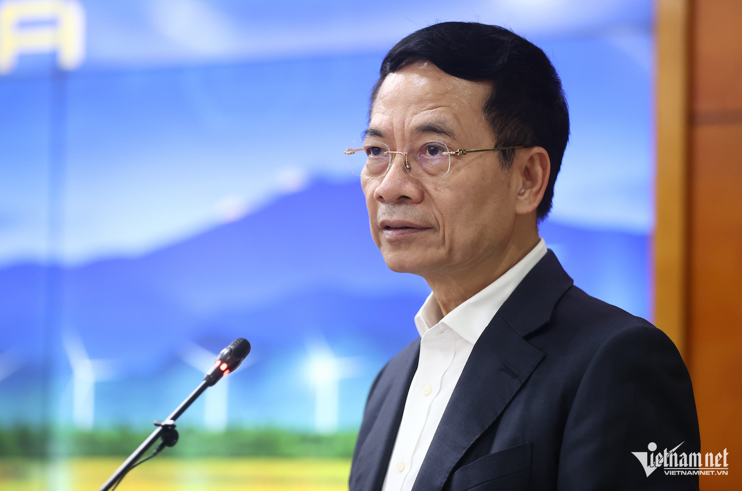 W-Bo truong Nguyen manh hung.png