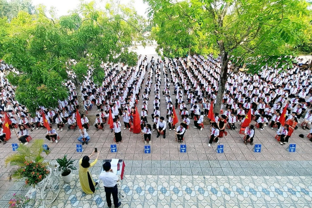 Người đàn ông khắc khổ đội mưa xin giảm học phí và hành động của hiệu trưởng