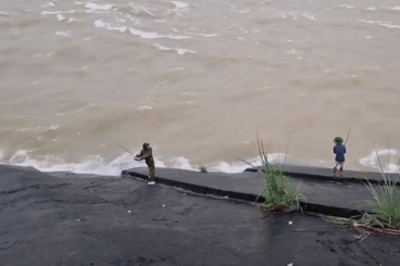 'Cần thủ' liều mình ngồi ven đập câu cá khi thủy điện Hòa Bình mở 3 cửa xả đáy