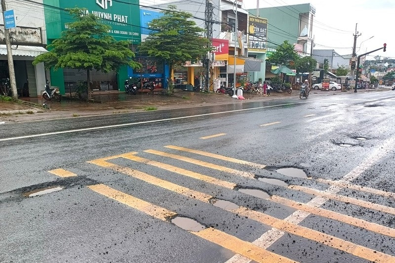 Mặt đường vừa thảm nhựa đã chi chít 'ổ gà', tiềm ẩn nguy cơ tai nạn