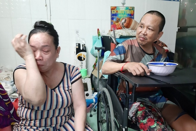 Vợ mù chữ bán vé số nuôi chồng, bất lực khi con gái xin học hết lớp 9