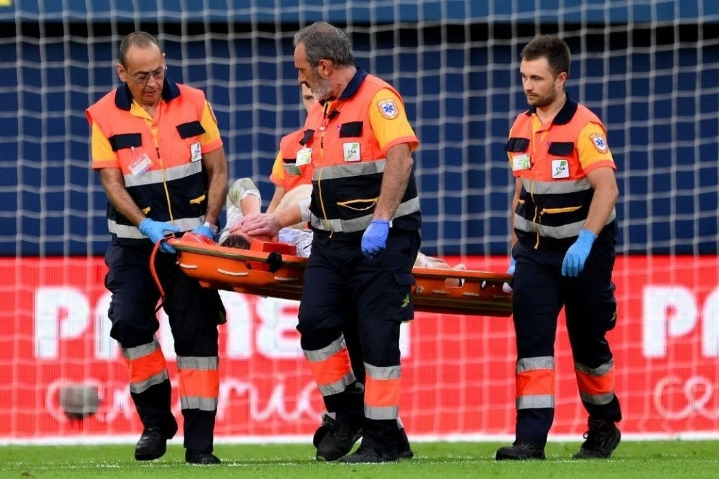 Barca méo mặt, có thể mất Ter Stegen hết mùa vì chấn thương nặng