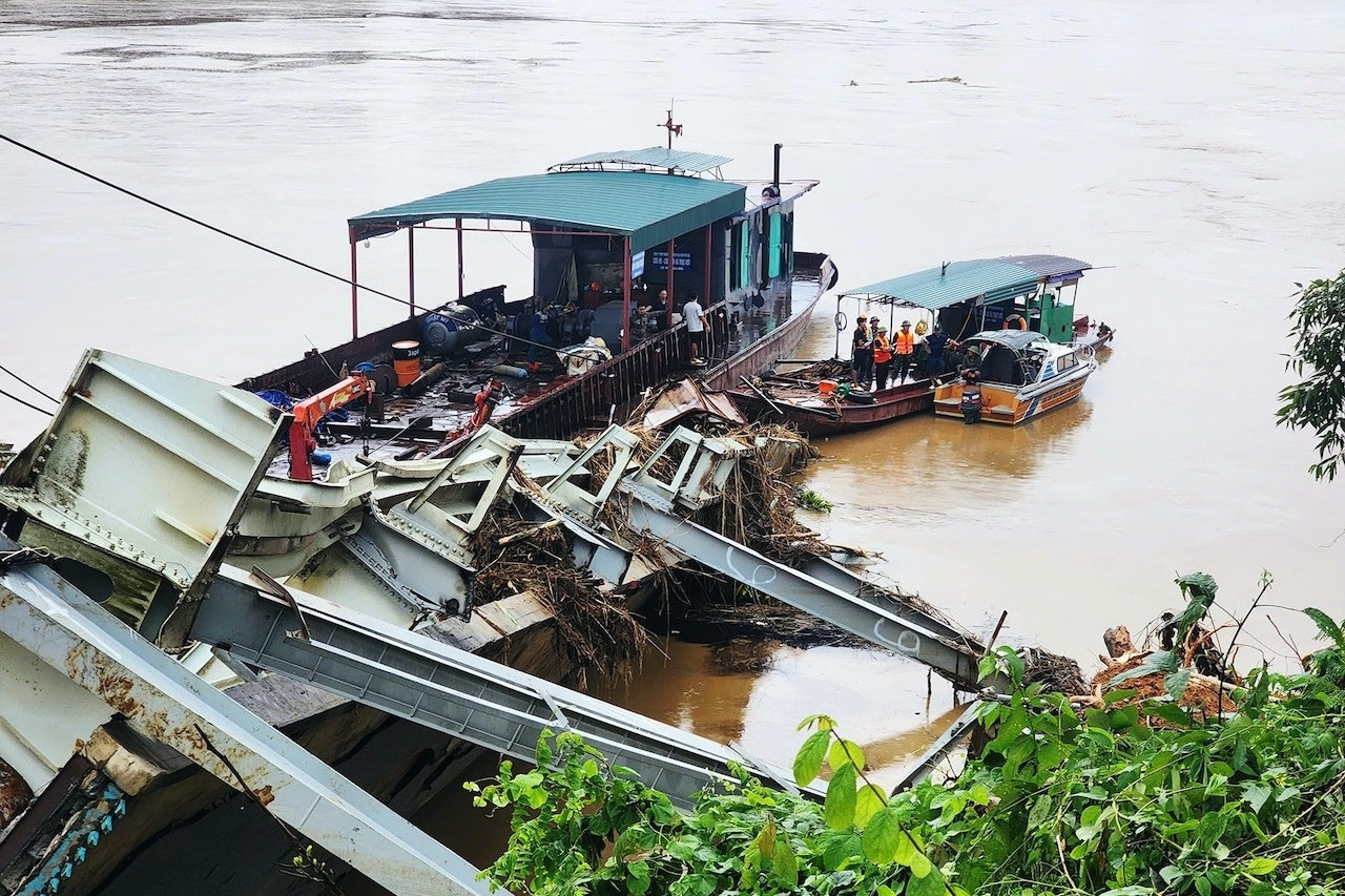 Chi hơn 9 tỷ đồng để trục vớt cầu Phong Châu