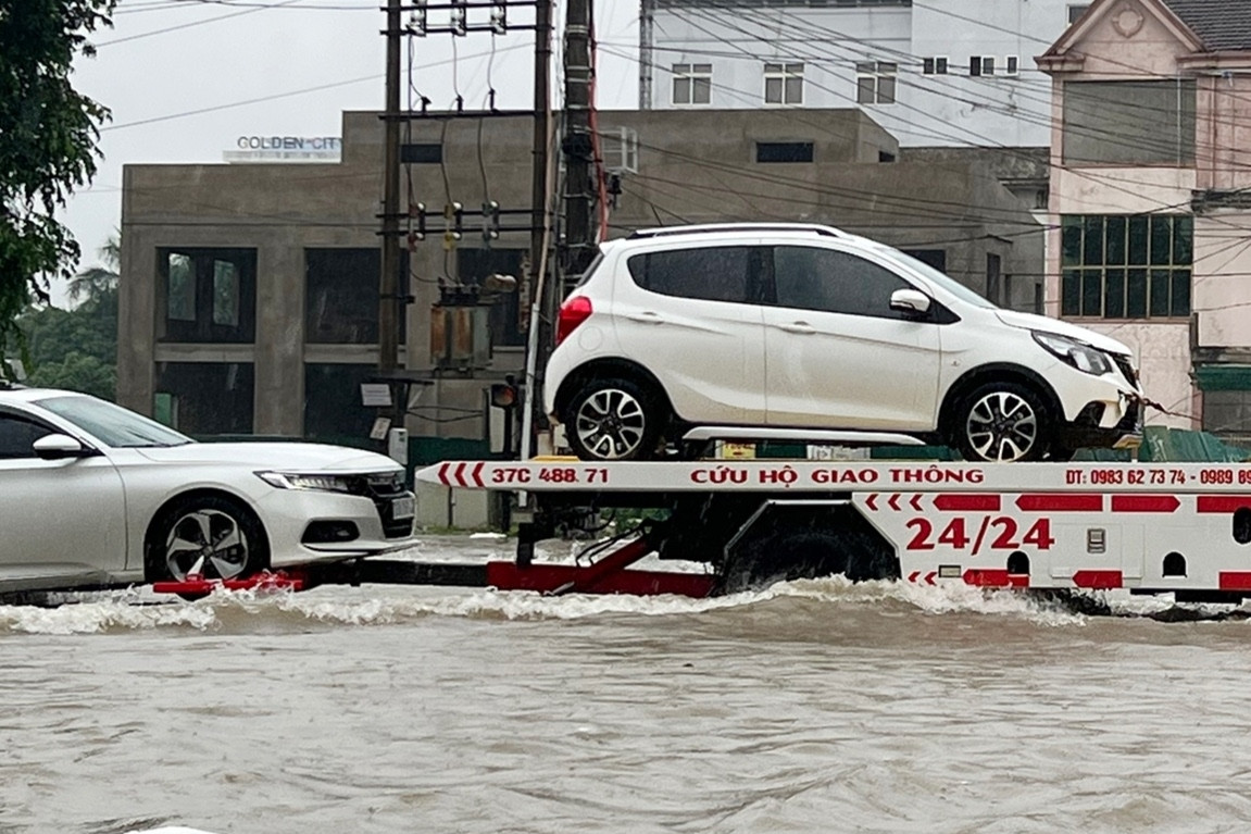 Cứu hộ hàng chục ô tô, xe máy ngập trong biển nước ở TP Vinh