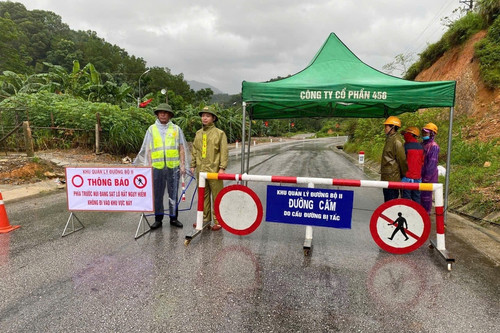 Đất đá sạt lở tràn xuống Quốc lộ 8A, đường lên cửa khẩu Cầu Treo tê liệt