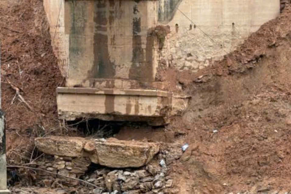 Mố cầu thép ở Lào Cai bị xói lở, hở hàm ếch