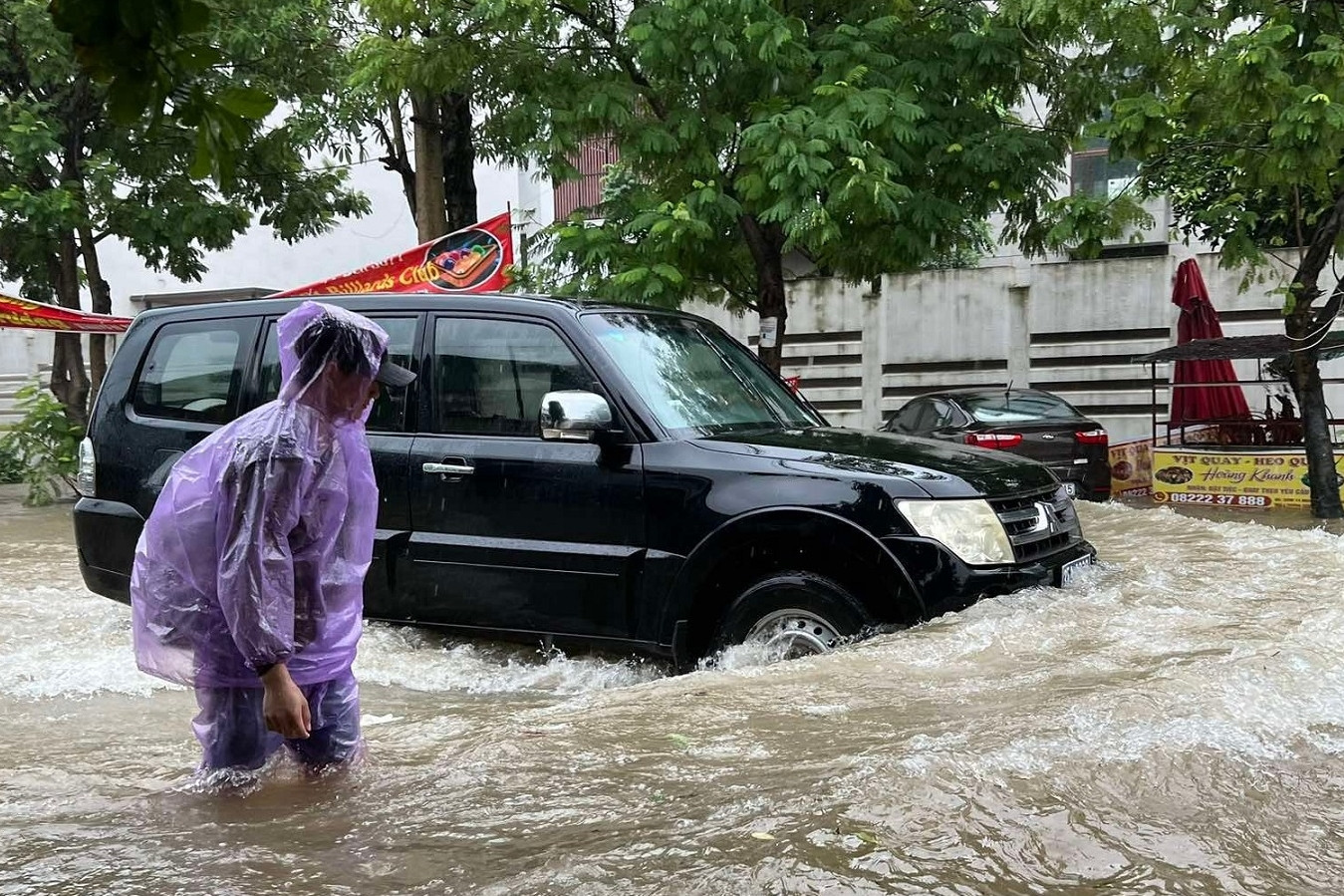 Mưa lớn gây ngập úng ở TP Vinh, nhiều người lội nước đi làm