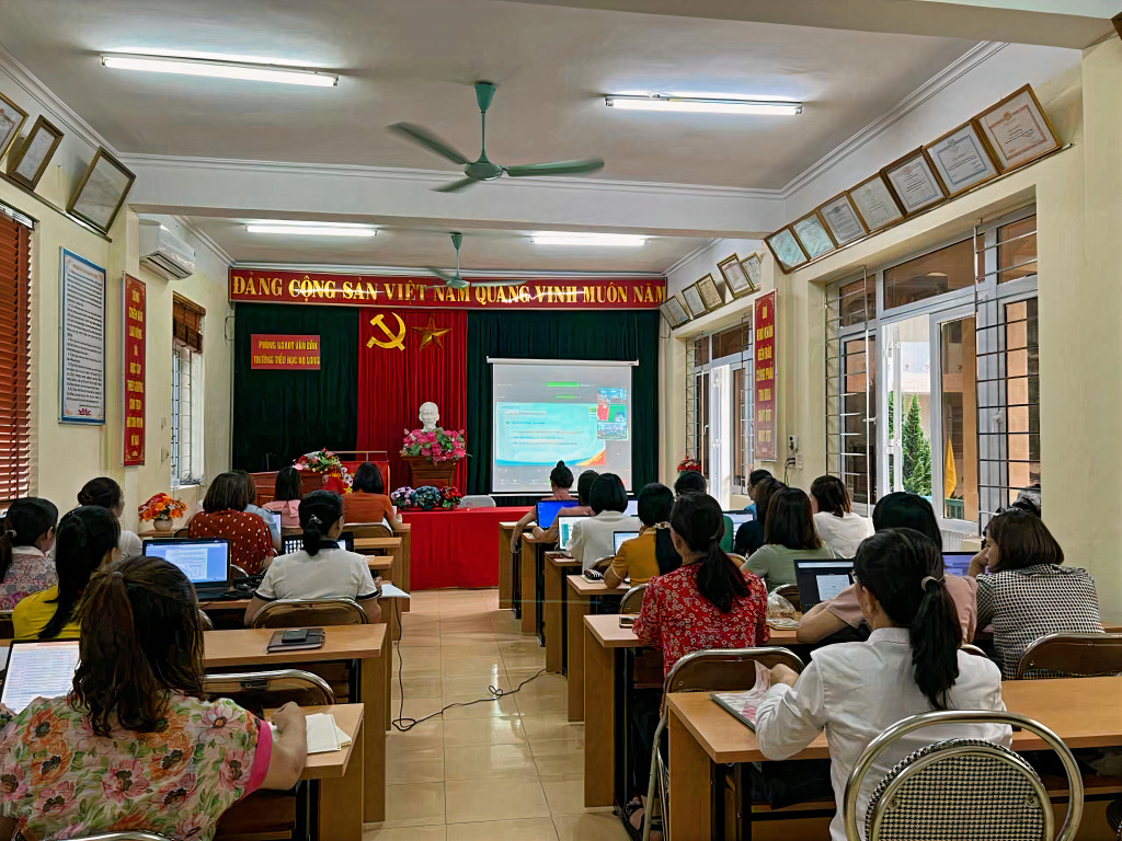 Phòng GD-ĐT huyện Vân Đồn tổ chức tập huấn trực tuyến cho cán bộ quản lý, giáo viên tiểu học sử dụng sách giáo khoa lớp 5 theo chương trình giáo dục phổ thông năm 2018.