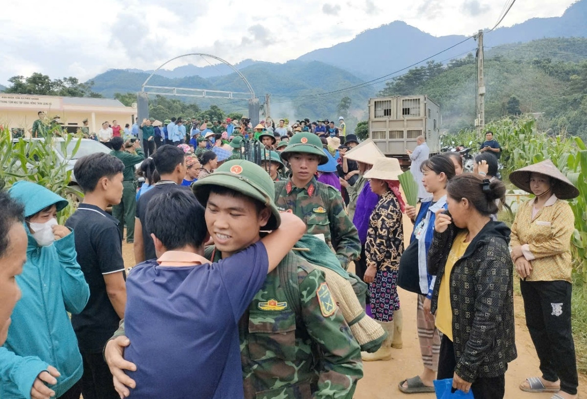 Nghẹn ngào giây phút người dân Làng Nủ chia tay bộ đội