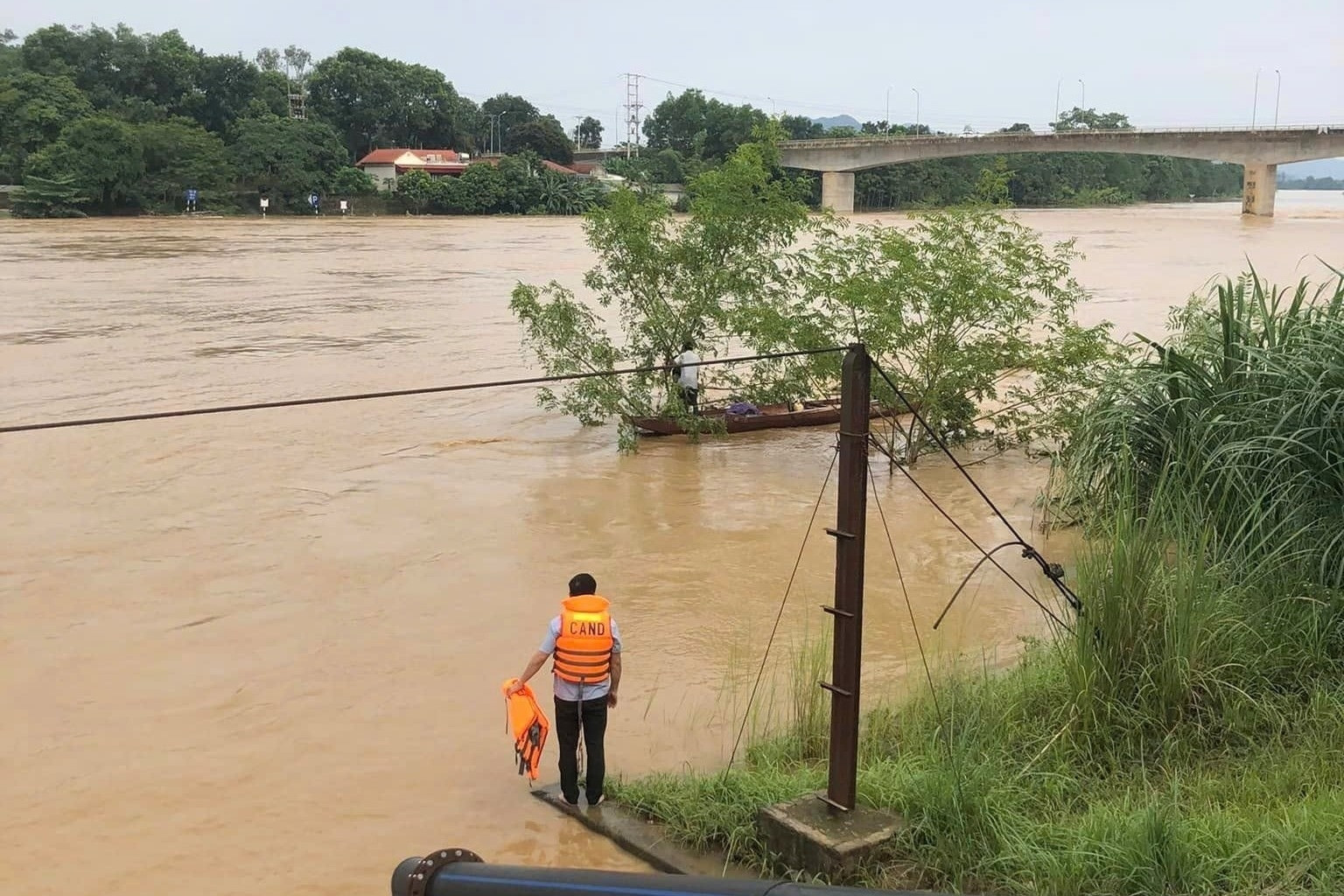 Người đàn ông ở Thanh Hóa bị nước lũ cuốn trôi 2km, sống sót kỳ diệu