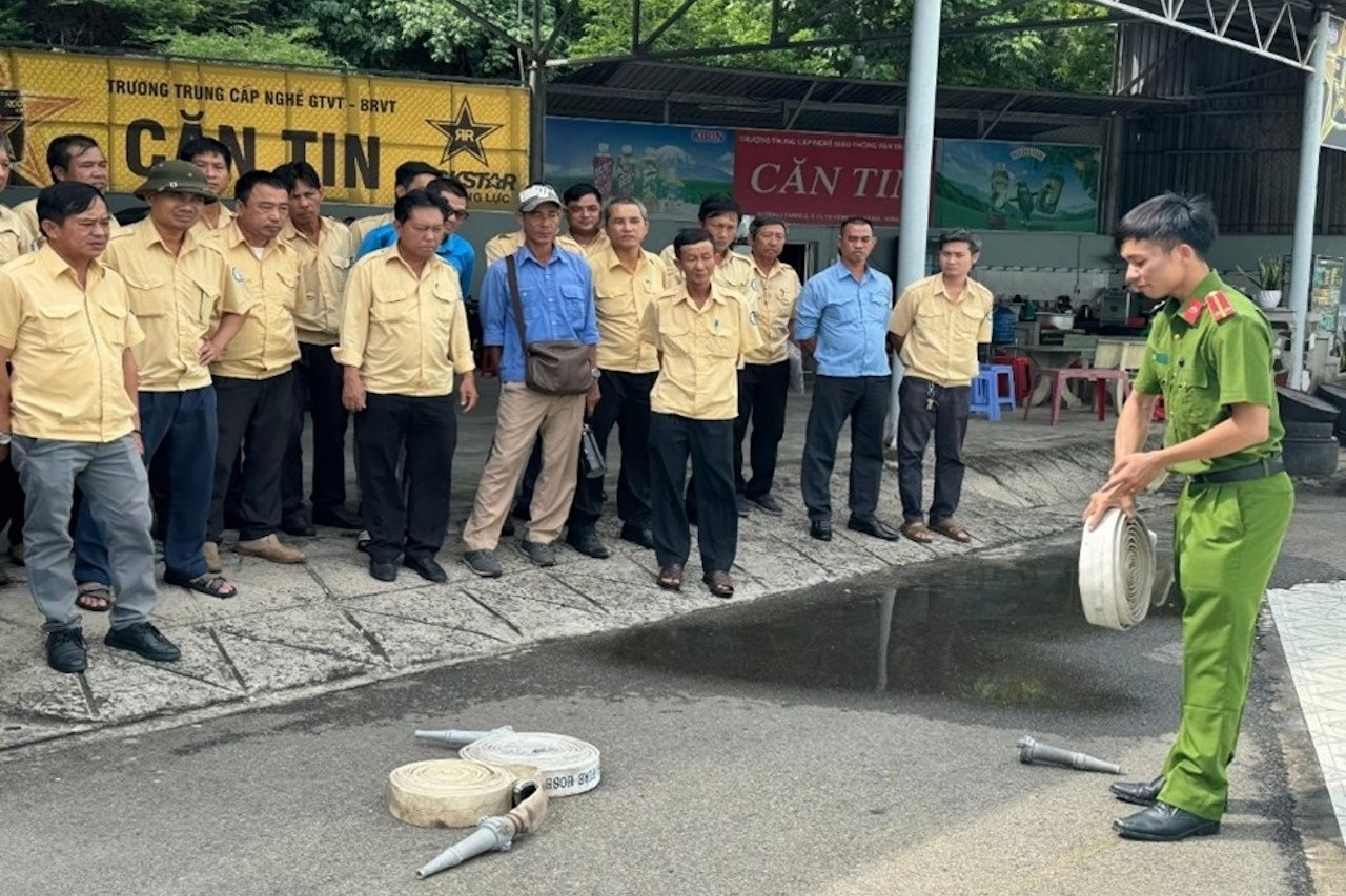 Tập huấn về xử lý tình huống cháy khi tham gia giao thông