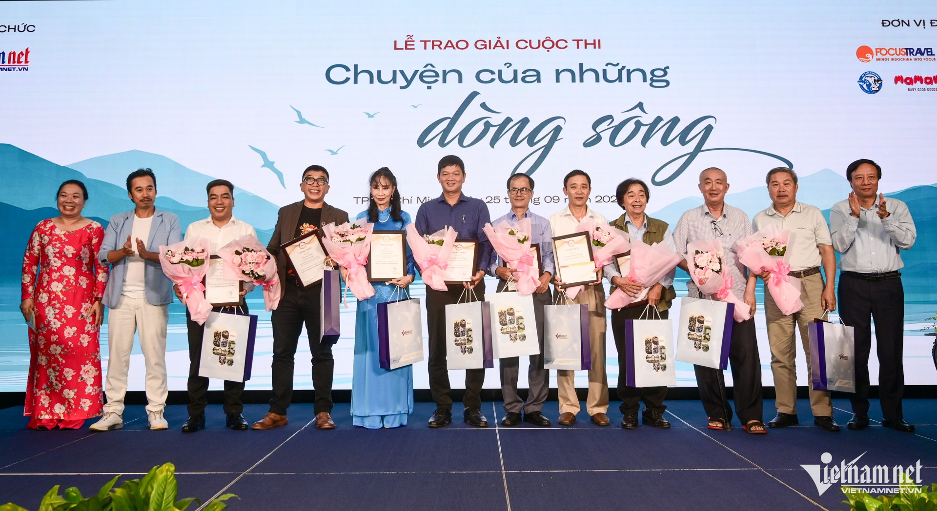 W-chuyen cua nhung dong song.jpg