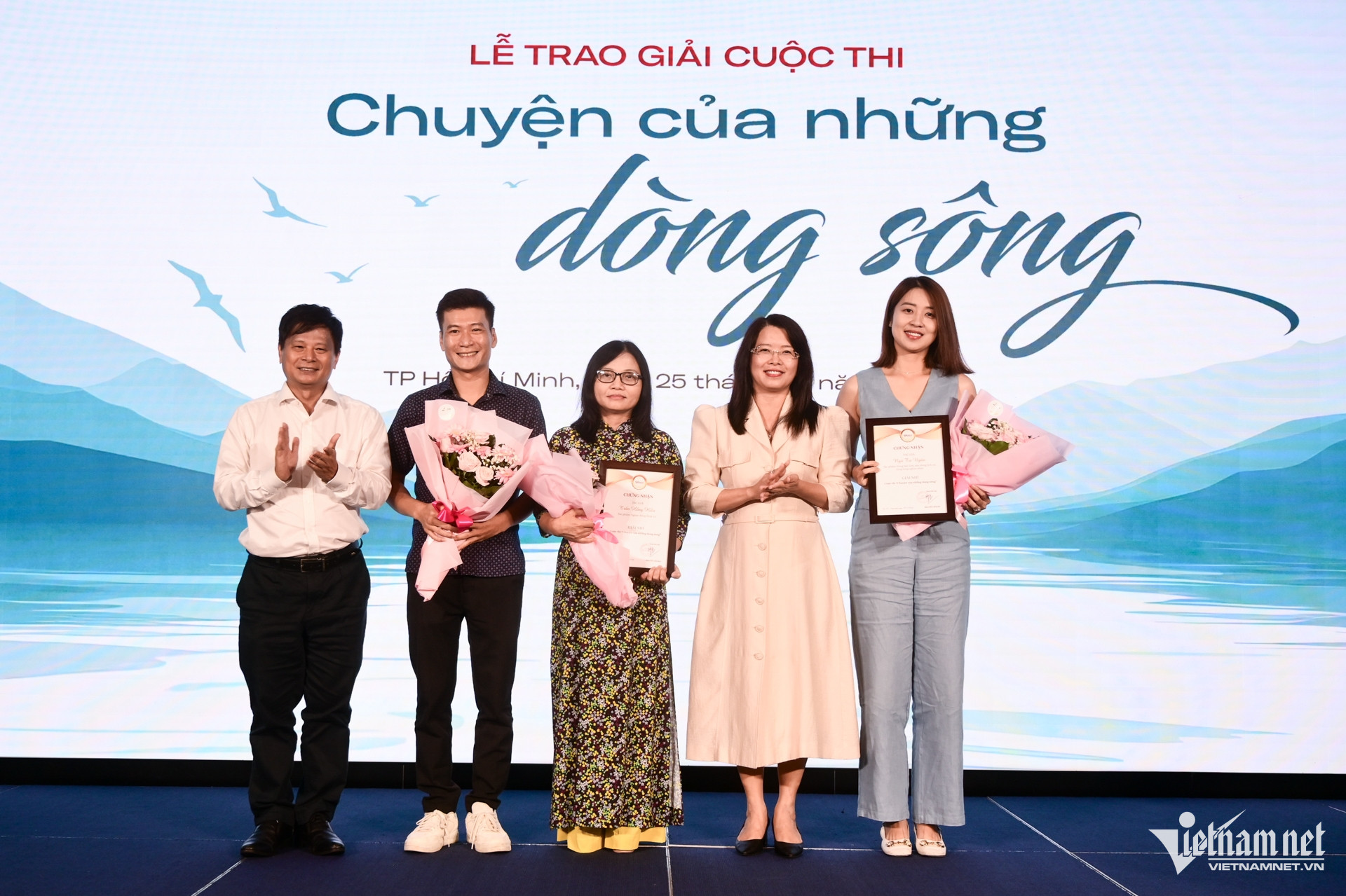 W-chuyen cua nhung dong song 3.jpg