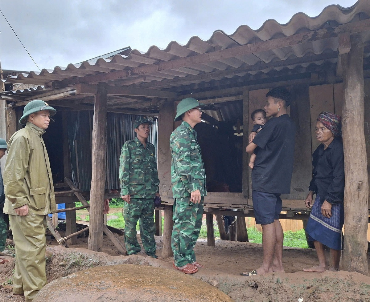 Bộ đội Biên phòng Quảng Bình đồng hành cùng người dân bị thiên tai 1 anh 1.jpg