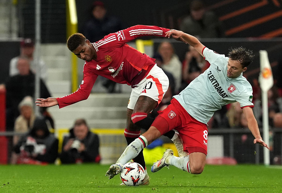 MU gây thất vọng trận mở màn Europa League GYWWtFPWUAAfWqb.jpg