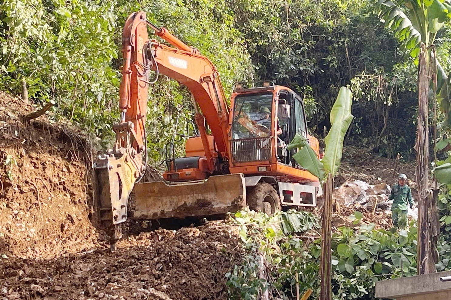 Mở đường đưa máy phá khối đá nặng hàng chục tấn uy hiếp nhà dân