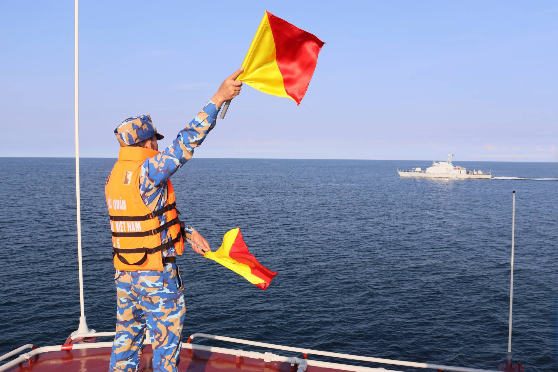 2. Huấn luyện cờ tay trong quá trình tuần tra chung (1) (1).jpg