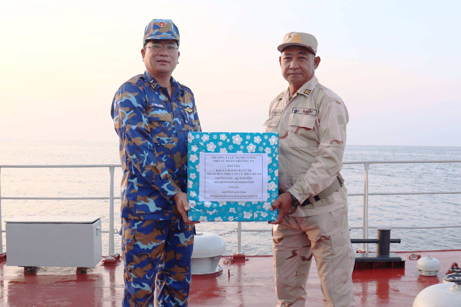 3. Chỉ huy tàu tuần tra Hải quân Việt Nam tặng quà chỉ huy tàu tuần tra Hải quân Hoàng gia Campuchia (1).jpg