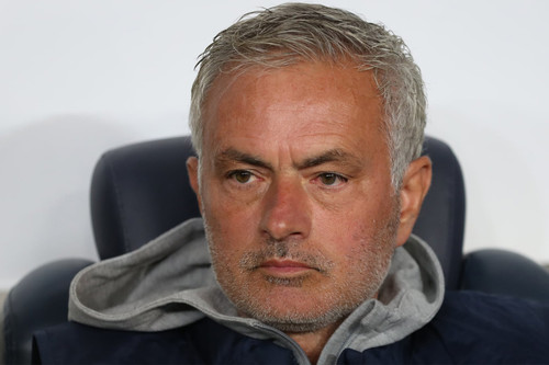 Mourinho ngủ tại sân tập, tuyên bố bị cướp một cúp châu Âu