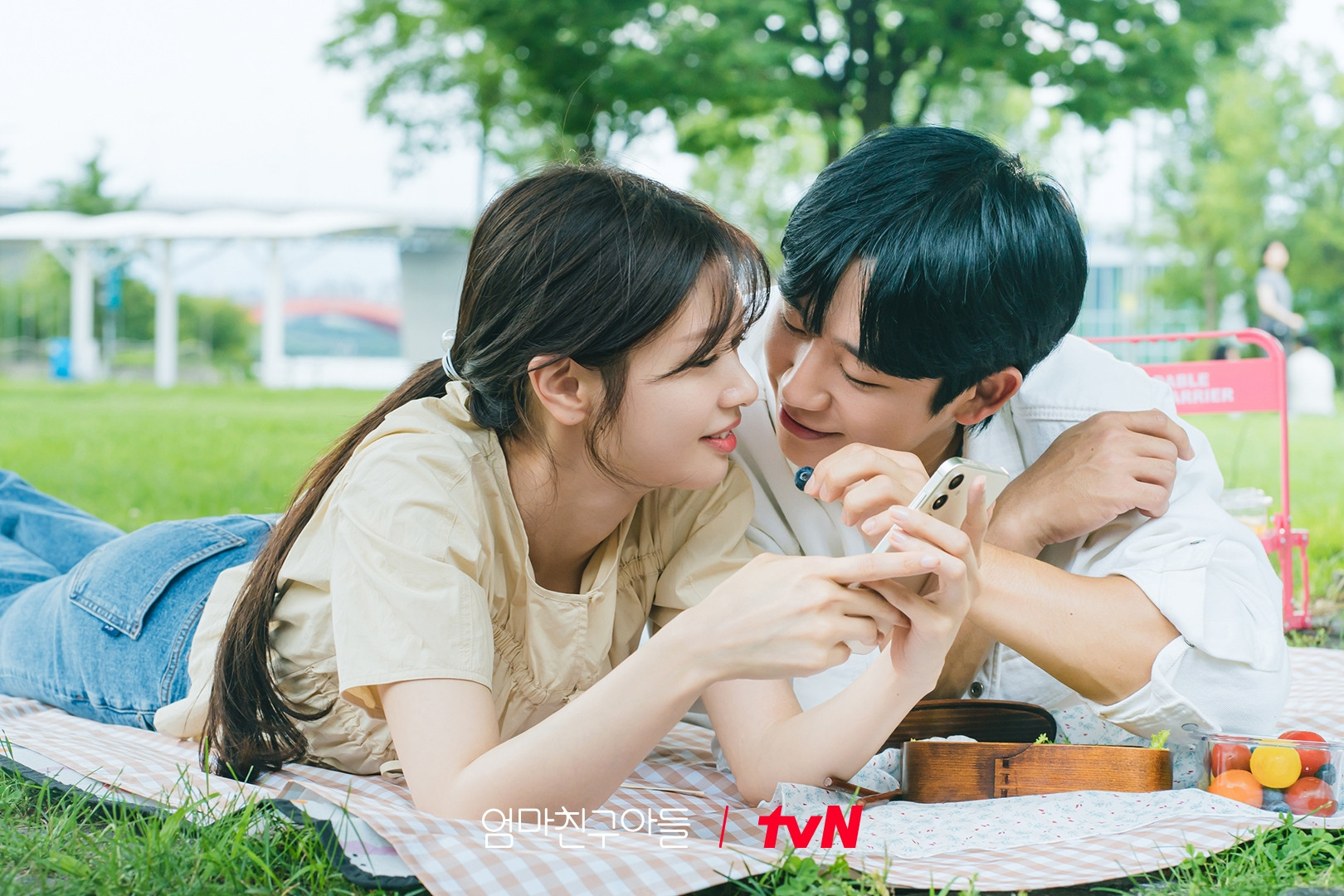 'Tình mới' của Jung Hae In: Thủ khoa diễn xuất, có bố là giám đốc