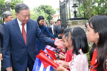 Tổng Bí thư, Chủ tịch nước thăm Đại sứ quán và cộng đồng người Việt Nam tại Cuba