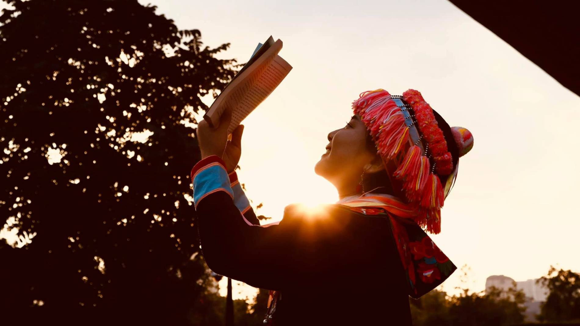 tủ sách ngược chièu.jpeg