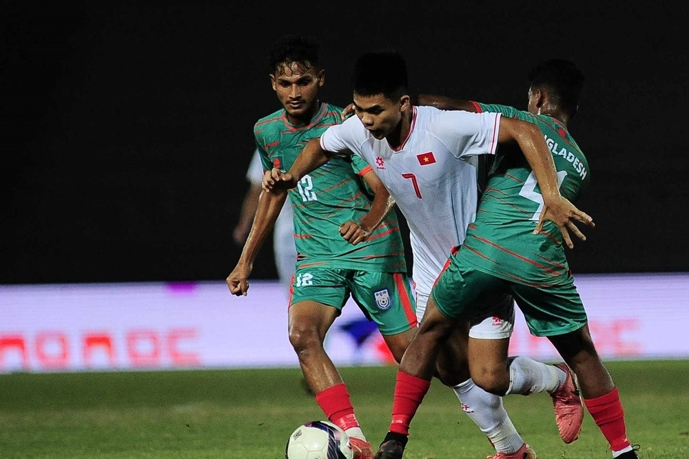 Video bàn thắng U20 Việt Nam 4-1 U20 Bangladesh: Chủ nhà mất ngôi đầu