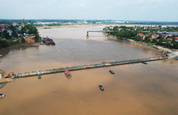 Hình hài cầu phao Phong Châu sau 90 phút lắp đặt