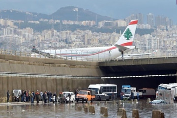 Israel tấn công sân bay Beirut, cảnh báo máy bay Iran không được hạ cánh