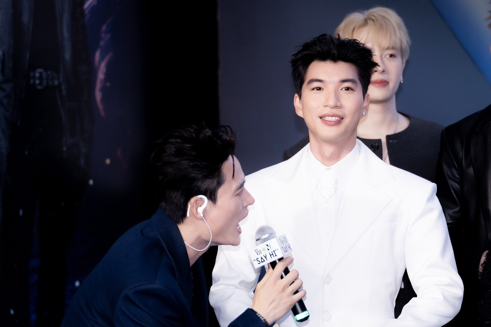 MC giả vờ ngất, HIEUTHUHAI đón sinh nhật ồn ào trước concert 'Anh trai say hi'