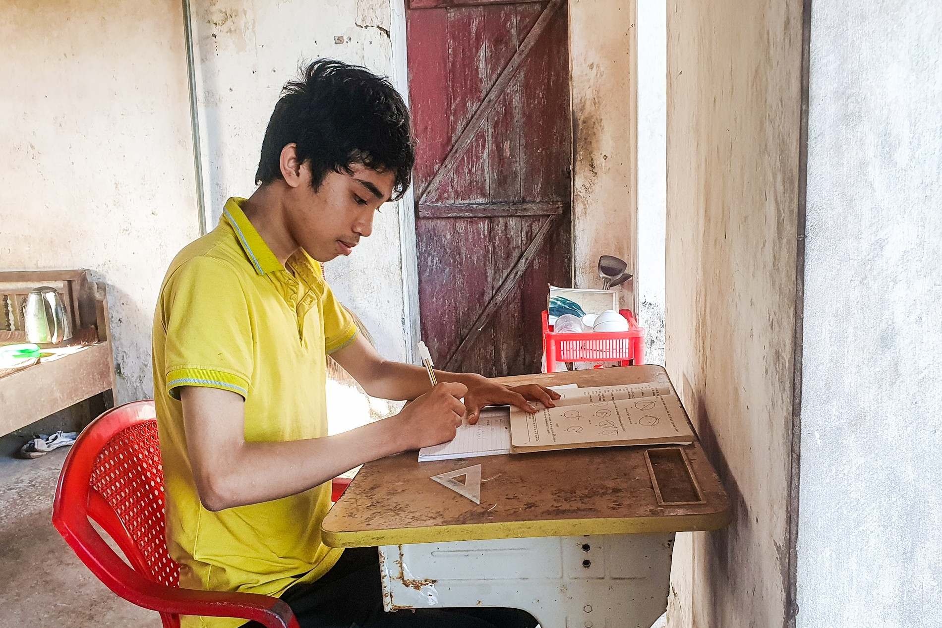 Mẹ mất, cha ung thư và ước mơ nhói lòng của cậu học trò nghèo Nam Định