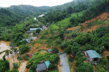 Sạt lở chắn ngang quốc lộ ở Hà Giang, các phương tiện di chuyển thế nào?