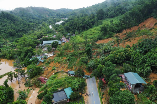 Sạt lở chắn ngang quốc lộ ở Hà Giang, các phương tiện di chuyển thế nào?